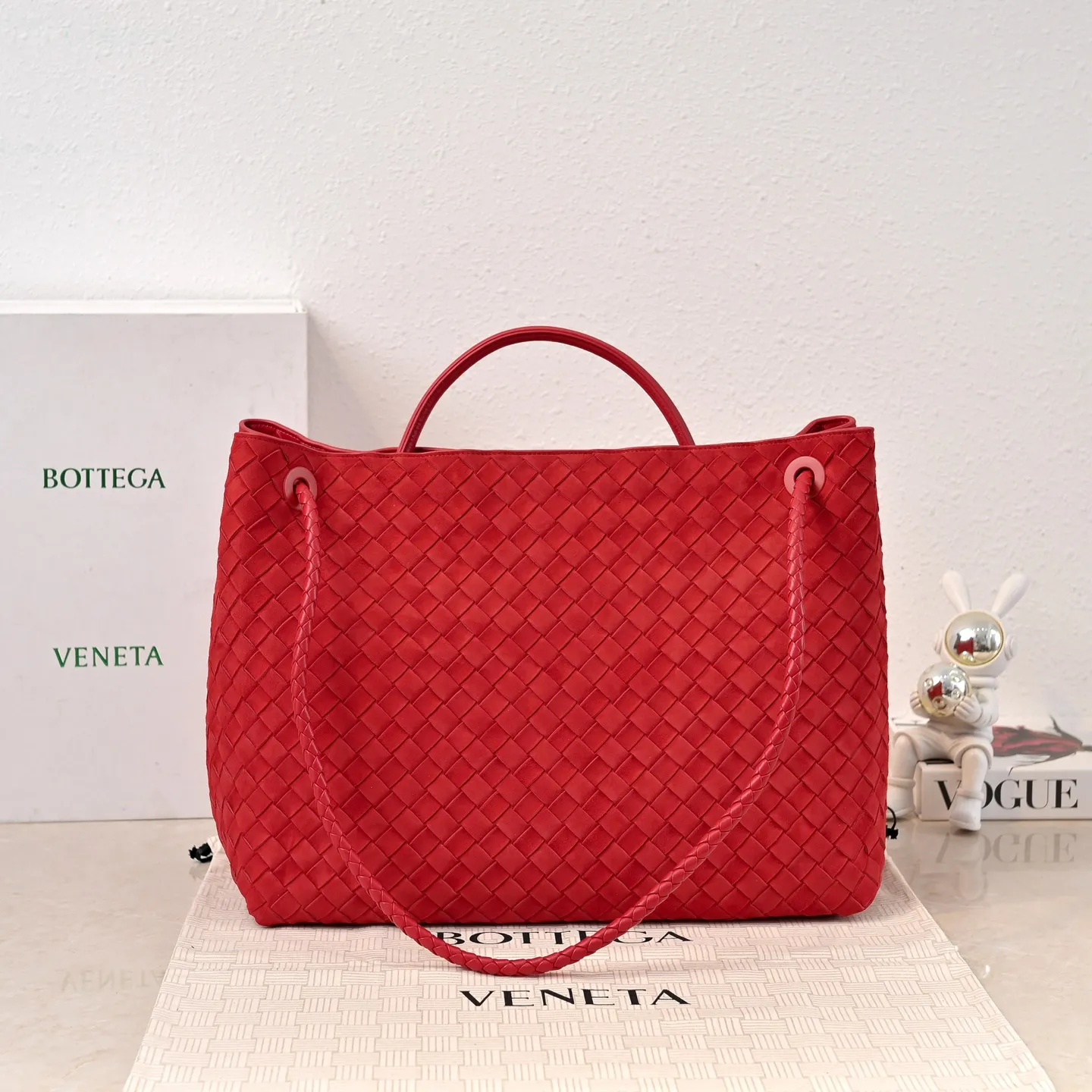 Batch 3760 #BV new deerskin Andiamo 🎈 The warm deerskin velvet Andiamo for autumn and winter is here🍂 Made of cashmere calf deerskin, the touch is softer and more delicate, and the overall body is very full and high-end! The shoulder strap has a sliding metal knot buckle that can be adjusted at will. It can be carried on the shoulder/hand-held/cross-body in various ways. The bag has a large capacity and is suitable for commuting/daily use/traveling. This bag is divided into small/medium/large sizes. There is always one that suits you. Then take me with you🎀🎀 Style number: 5543 Size: 45x22x34